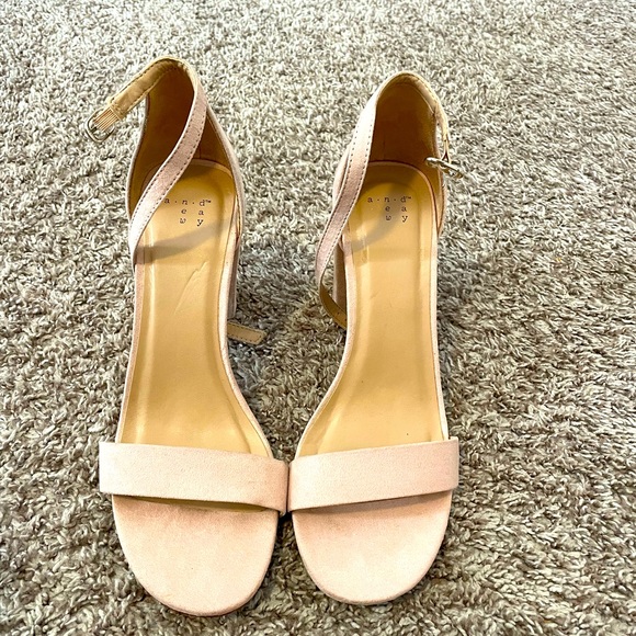 Cute mid level heel! I am just too tall already :/ - Picture 3 of 3